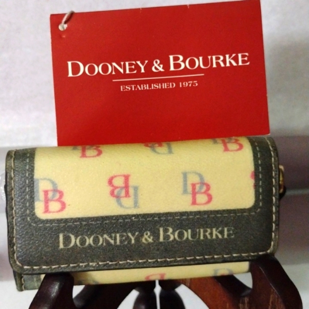 Dooney Bourke Iconic DB Lettering 🛍️ KeyChain Change Purse Magnetic NWT